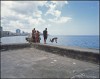 Des enfants plongent depuis le Malecon, Cuba La havane