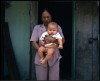 une femme montre fièrement son petit fils - Ninh Binh, nord Vietnam une femme montre fièrement son petit fils - Ninh Binh, nord Vietnam