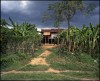 Une maison sur pilotis au Laos, juste avant l'orage