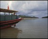 Un pêcheur sur son bateau attend la marée, ïle de Quan Lan, Vietnam Un pêcheur sur son bateau attend la marée, ïle de Quan Lan, Vietnam
