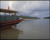 Un pêcheur sur son bateau attend la marée, ïle de Quan Lan, Vietnam