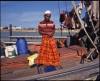 Un malais prie sur le pont de son bateau, Kuala Terengganu, côte est de la Malaisie