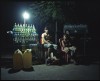 des vendeuses d'essence la nuit sur la route de Kratie, Cambodge des vendeuses d'essence la nuit sur la route de Kratie, Cambodge