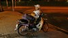 Ho Chi Minh la nuit, un moto taxi dort sur sa Honda Dream, Vietnam, 