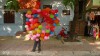 Vendeur de balons, Ninh Binh Vietnam Vendeur de balons, Ninh Binh Vietnam