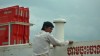 voyageur sur un ferry traversant le Mekong - Cambodge