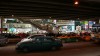 le niveau de la rue sous les passerelles pietons et metro, bangkok, Thailande le niveau de la rue sous les passerelles pietons et metro, bangkok, Thailande