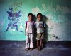 Enfant dans les ruines d'une ancienne école, île de Quan Lan, Vietnam