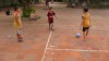  des enfants jouent au foot dans la cour d'une pagode.  Ha Noi. vietnam