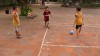 des enfants jouent au foot dans la cour d'une pagode. Ha Noi. vietnam des enfants jouent au foot dans la cour d'une pagode. Ha Noi. vietnam