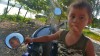 Enfant d'ouvrier pres d'un chantier de construction. Quan Lan. vietnam Enfant d'ouvrier pres d'un chantier de construction. Quan Lan. vietnam
